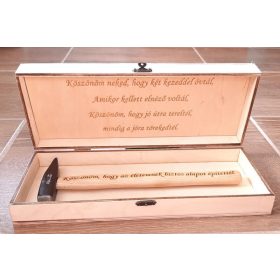 Apás szülőköszöntő kalapáccsal