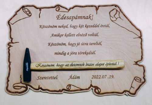 „Gravírozott kalapácsos szülőköszöntő tábla – egyedi ajándék esküvőre”