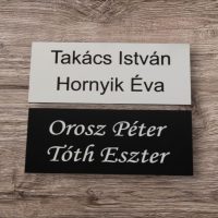 Fehér és fekete színű táblák