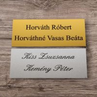 Matt ezüst és matt aramy színű táblák